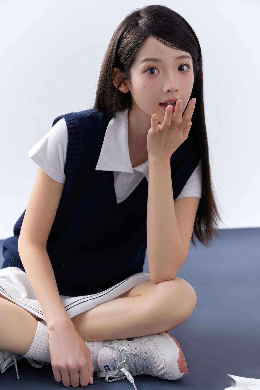 张淼怡在元宵写真里,展示了她的青春女高形象.