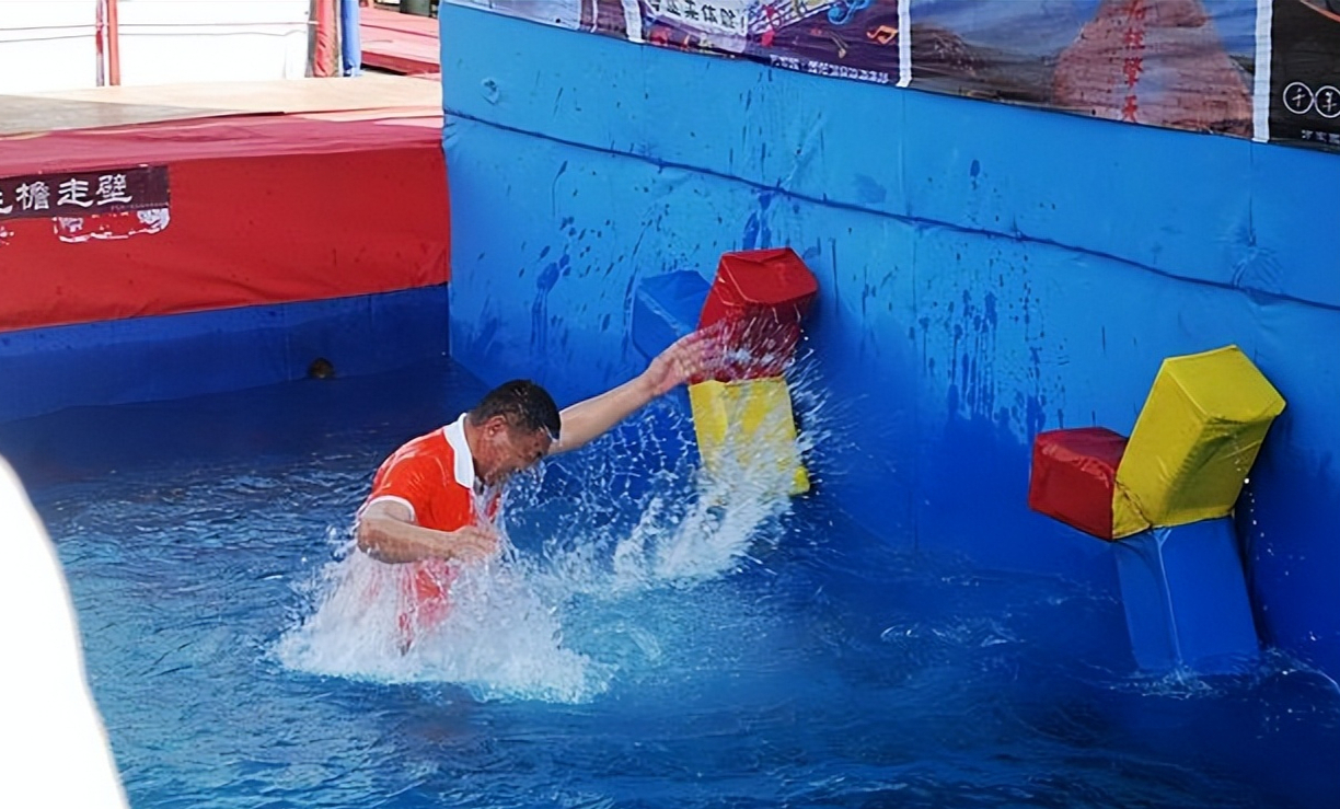 跳水变成"硬着陆"?知名水上闯关节目突发意外,多名参赛者骨折