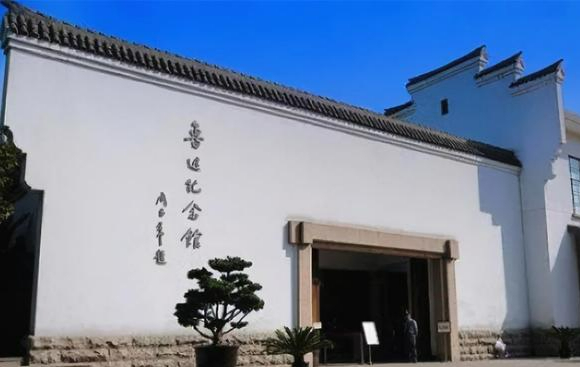 鲁迅去世时,儿子周海婴只有7岁,给他料理后事的重担自然落到了妻子