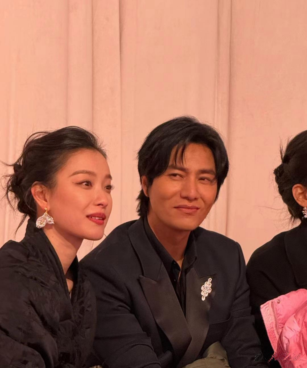 倪妮伸手搭了一下陈坤的肩膀