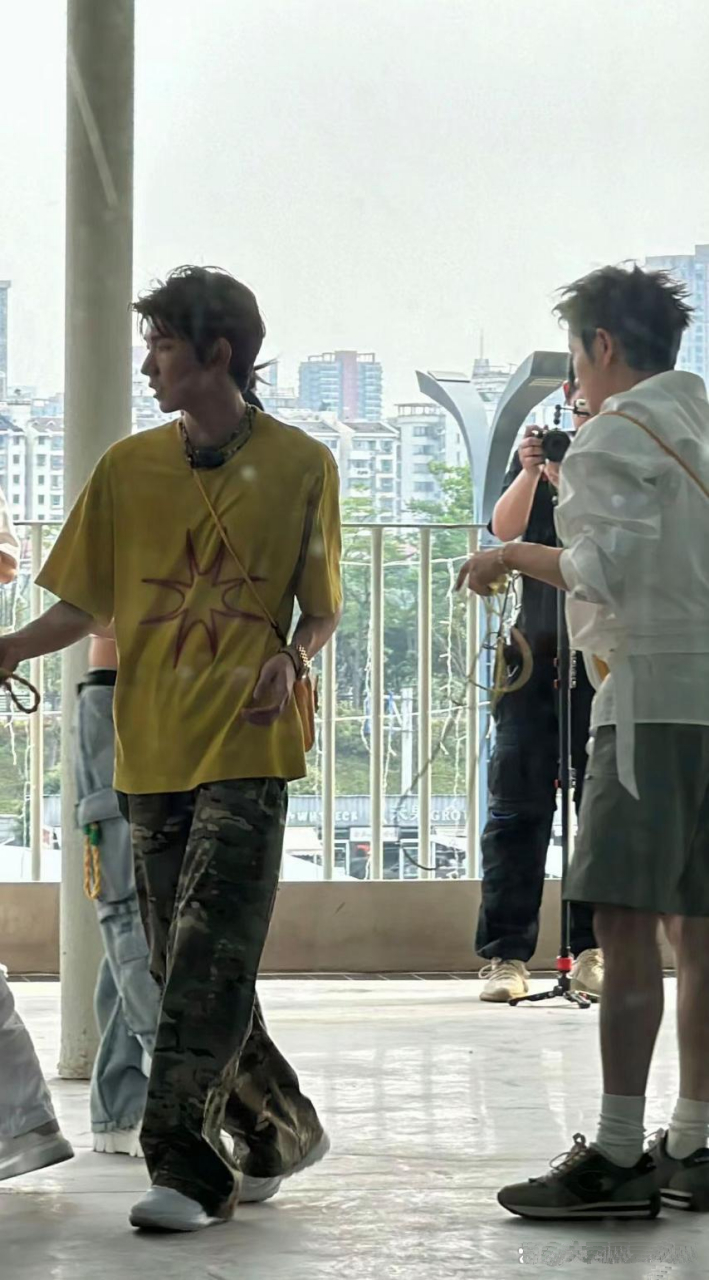 揭秘王源真实身高!看起来真的没传说中那么矮?网友热议不断!