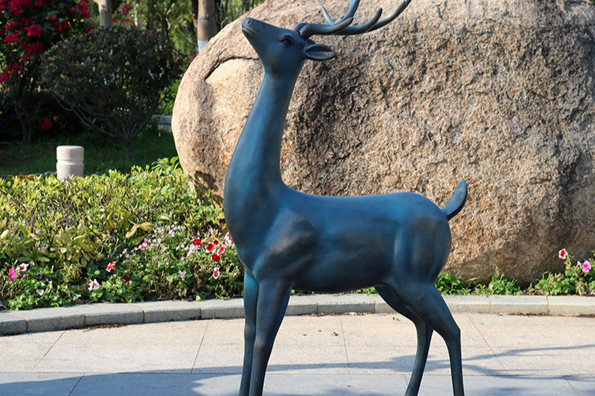玻璃钢仿铜鹿雕塑,轻盈如羽却坚固如山!
