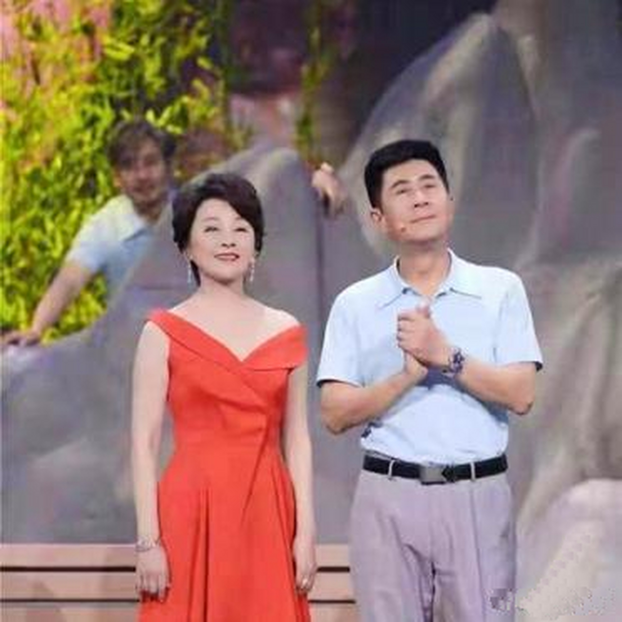 《庐山恋》主演张瑜和郭凯敏三十年后再相聚