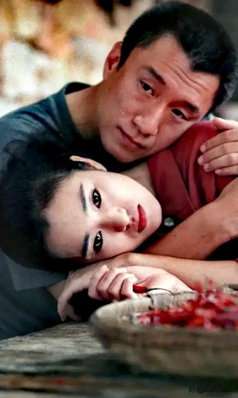 19年巩俐与孙红雷合作电影《周渔的火车》,当时两人都很年轻