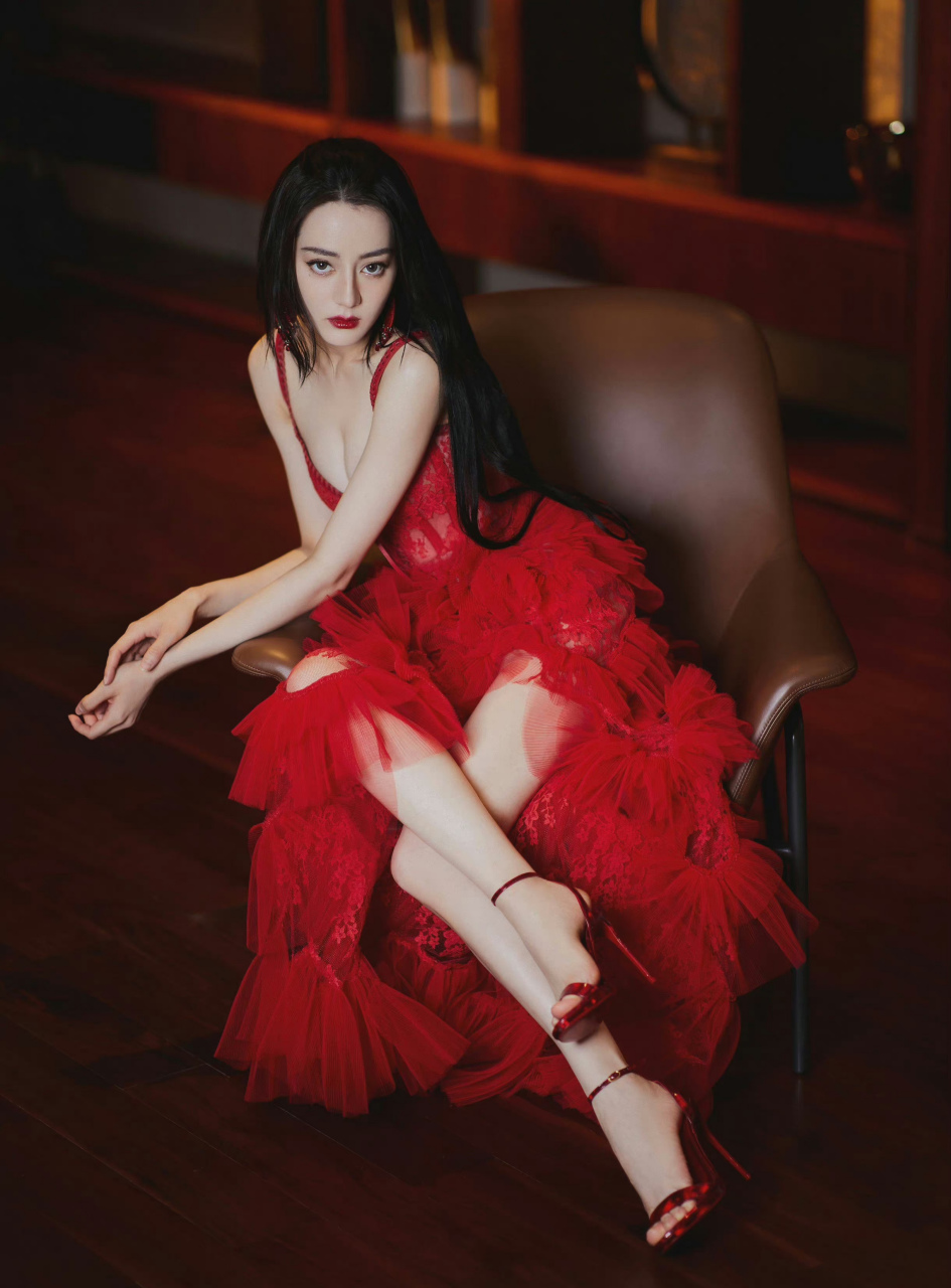迪丽热巴,红唇红裙红高跟,美艳动人!