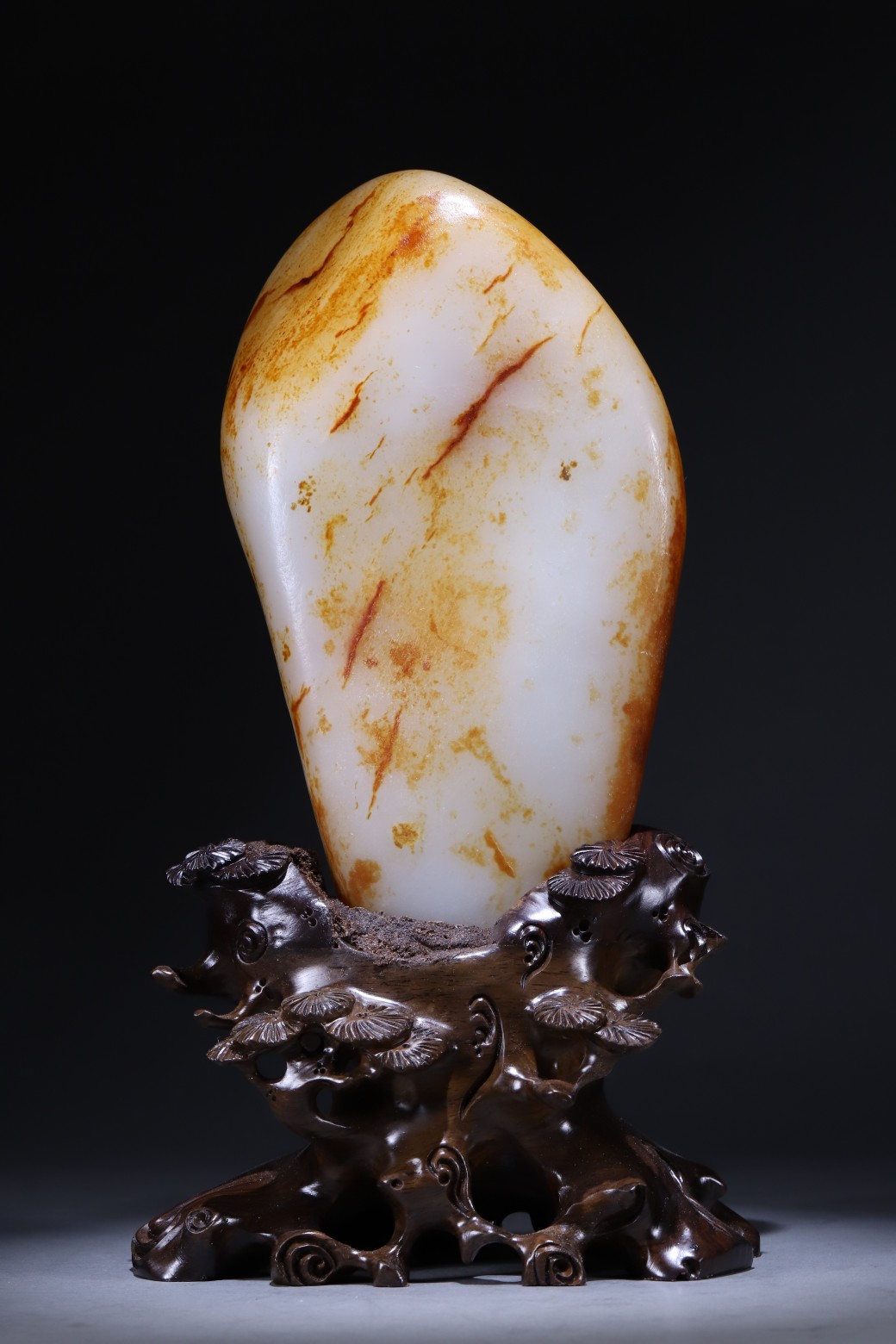 和田玉原石摆件 尺寸净高21厘米.宽11厘米.厚6厘米.重2075克