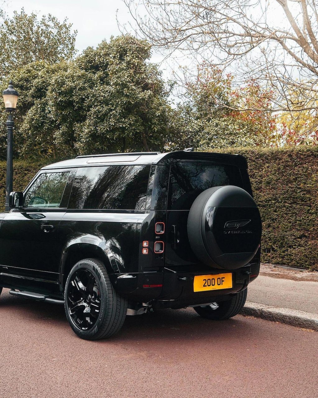 黑武士路虎卫士,强大的越野性能与低调帅气的外观设计,是你的最爱吗?