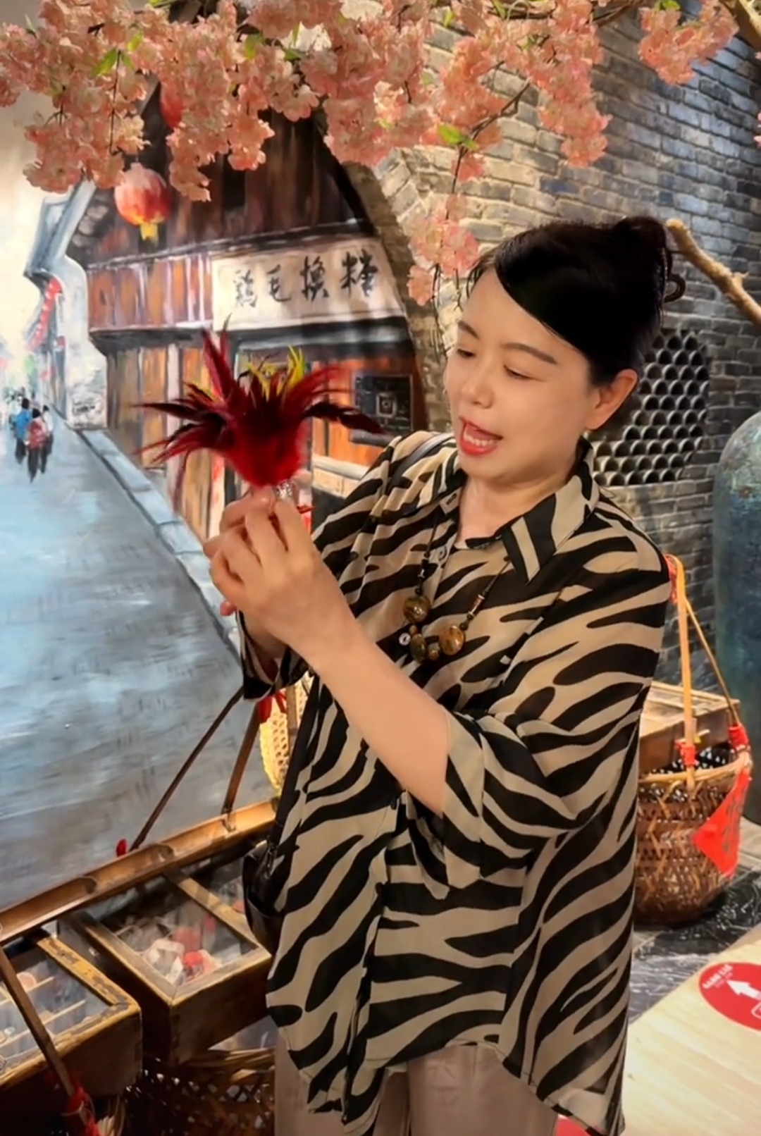 许敏来到一家纪念馆参观看到了一只鸡毛毽子就拿起来踢就像小孩儿