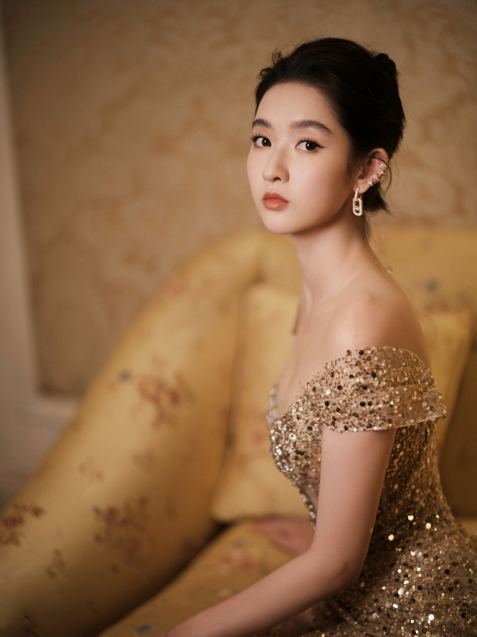 绝美瞬间!王玉雯身穿高定礼服裙,低胸设计勾勒迷人曲线,尽显女神风范!