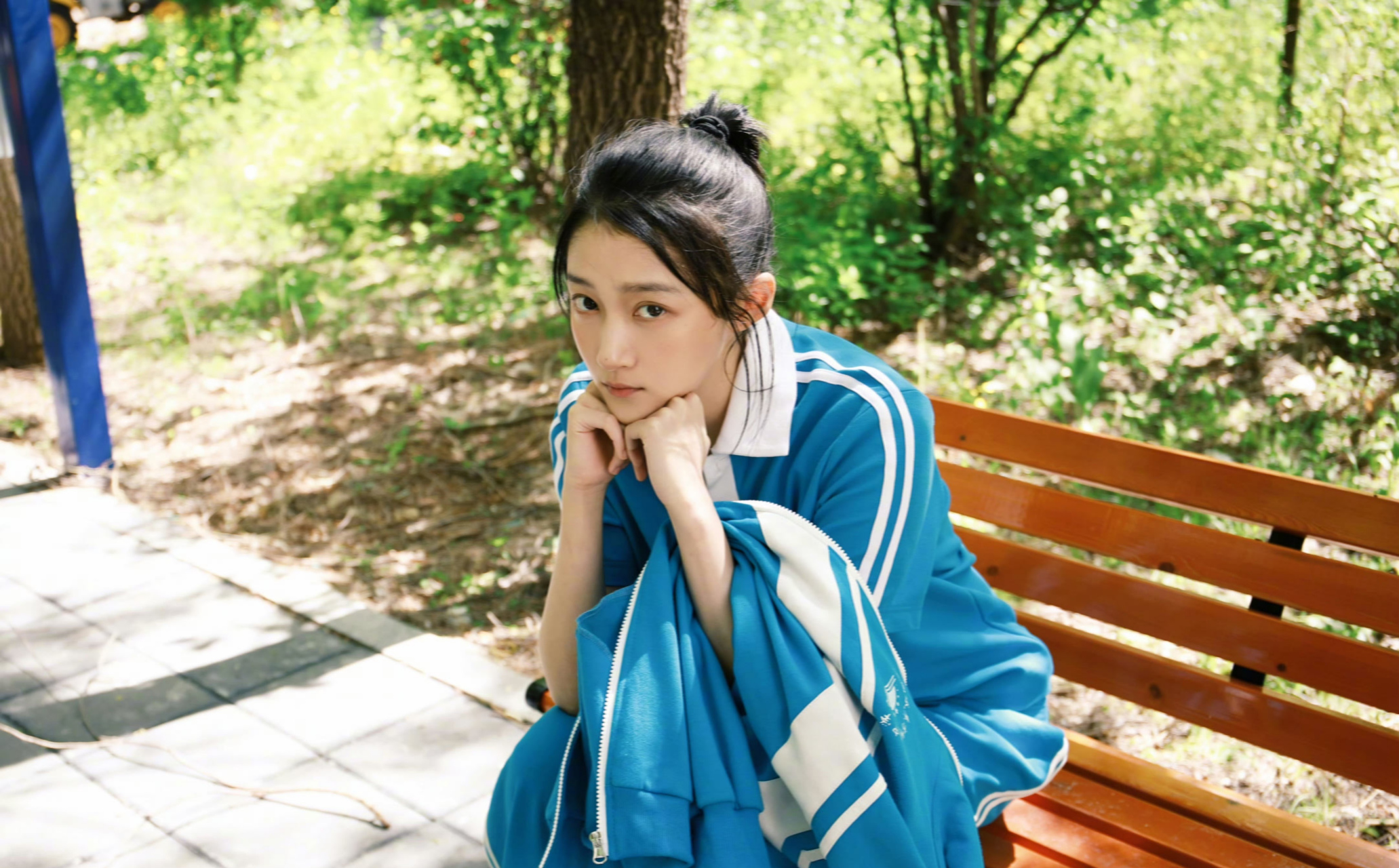 关晓彤,一身校服,充满了青春的气息!