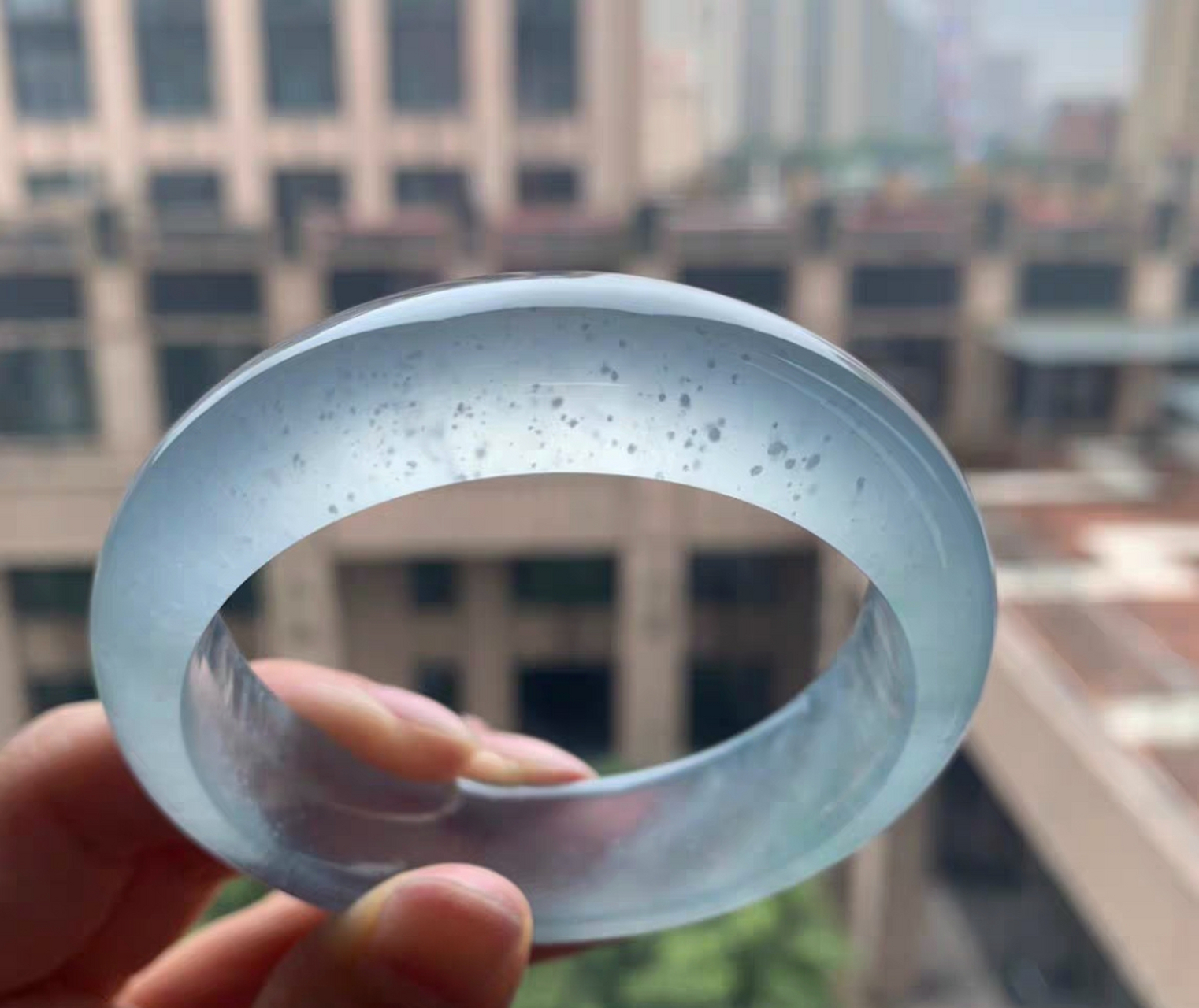 亏出这只冰种木那雪花棉翡翠手镯  如星河般璀璨,看起来宛如梦境一般