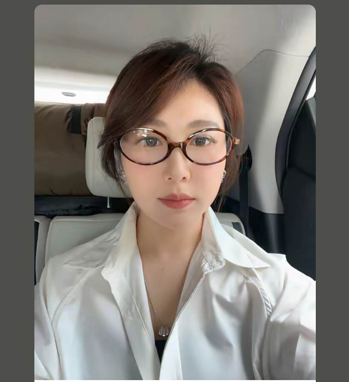 每天上班前都自拍一张,今天是周一,得穿工作服