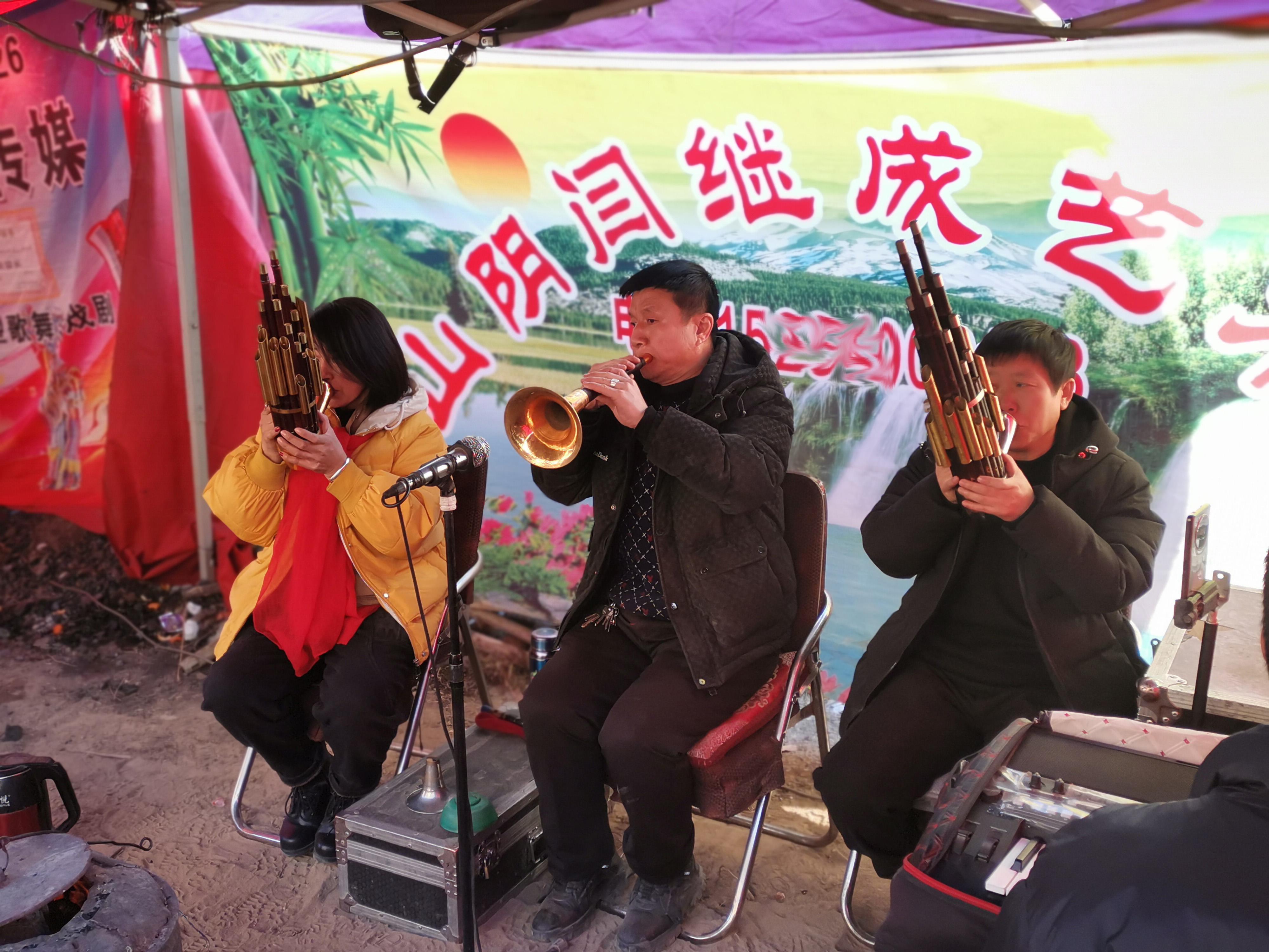 偏传统的鼓匠班,唢呐手是盲人,不识谱偏现代的鼓匠班,唢呐手毕业于