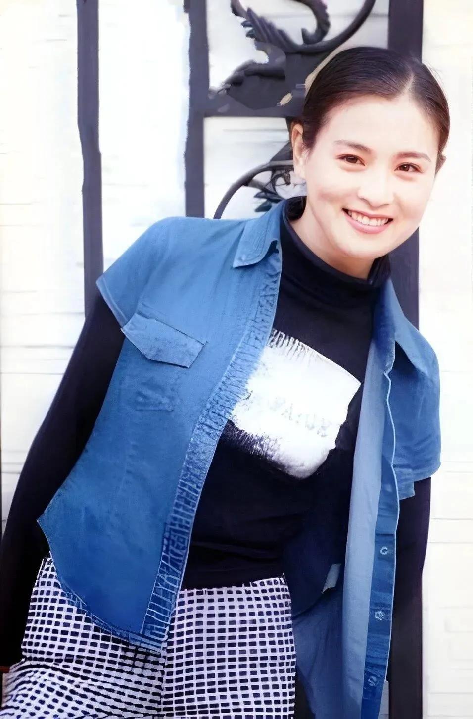 赵明明:步入嫂子宋丹丹后尘,被英家人抛弃,为子退圈的她怎样了