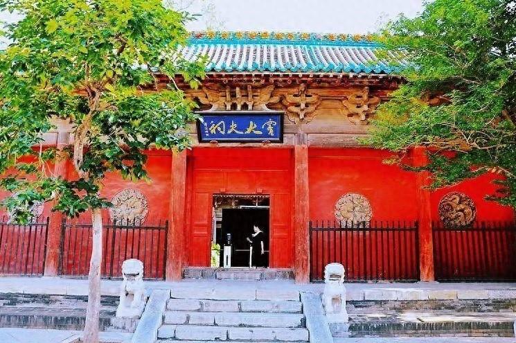 烈石寒泉洁,危岩峭壁裁.澄清汾水日,一镜峡中开.