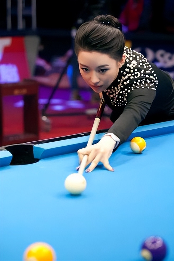 42岁潘晓婷现状,皮肤白嫩身材火辣,看完近照才知道为何至今单身