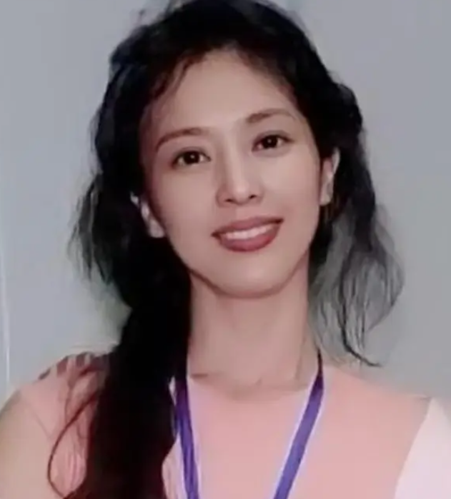 刘亦菲母亲刘晓莉:长得比女儿更美,两婚两离,65岁单身活得清醒