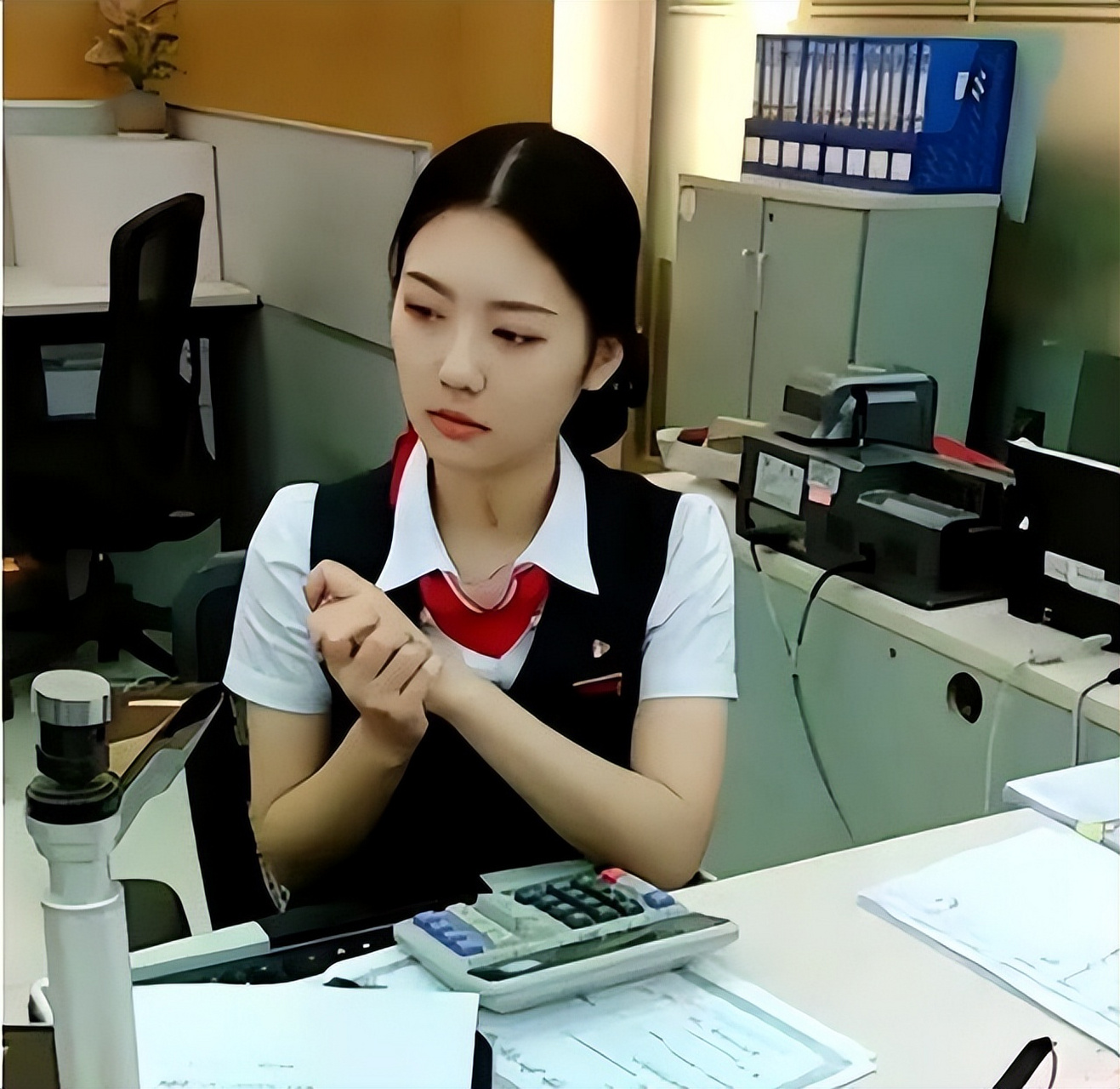 银行女职员常接触有钱人,婚姻期望高;银行内部男性多不屑娶同行;外行