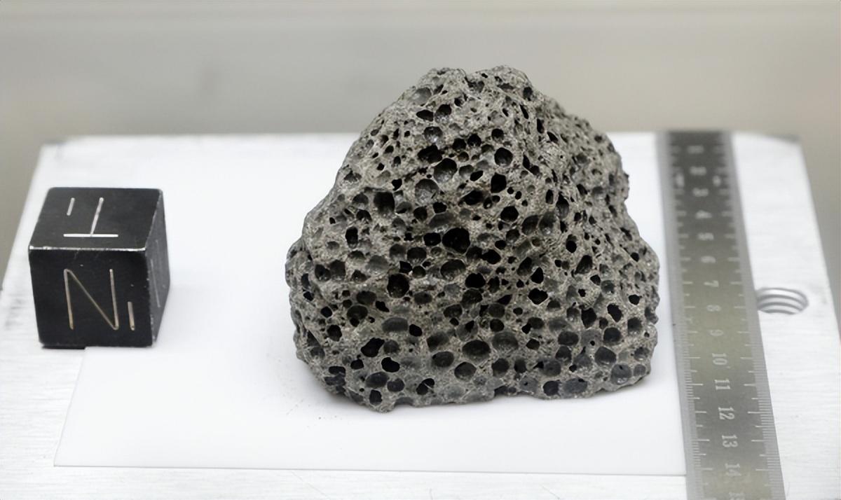 美国曾送出去的月岩居然被证实是假货,荷兰网友:这玩笑可开大了