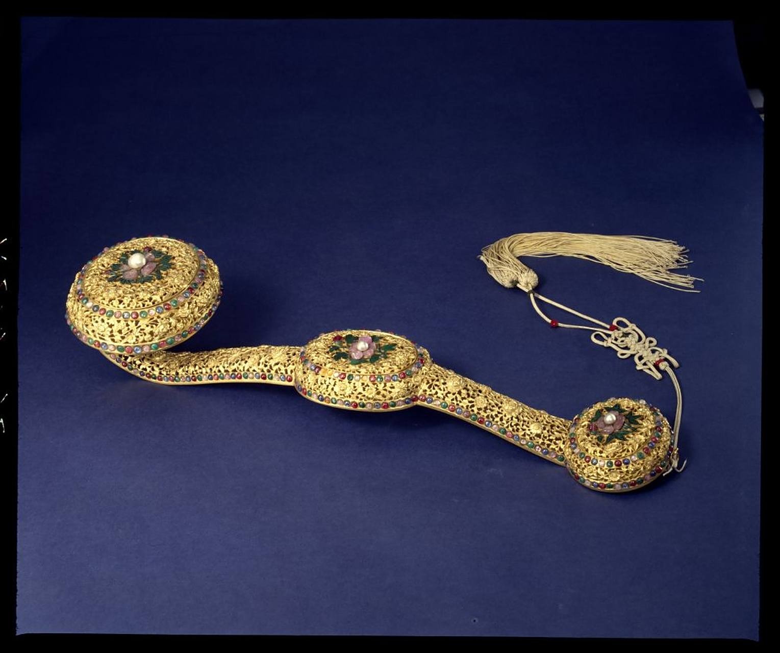 金錾花如意则彰显宫廷艺术卓越成就,宝石装饰奢华,寓意深厚.