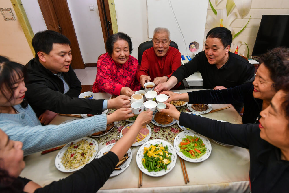 农村一家人吃饭的照片图片