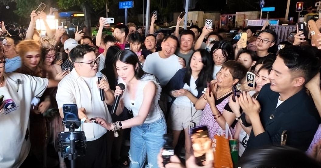52岁天后陈慧琳现身成都街头,当众献唱热情互动,宣传成都演唱会