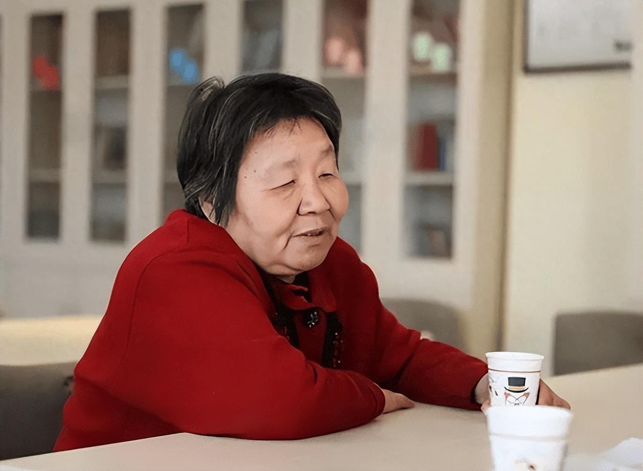 婆婆过生日,大嫂请吃饭花7000让我付,我笑着付完宣布了这个决定