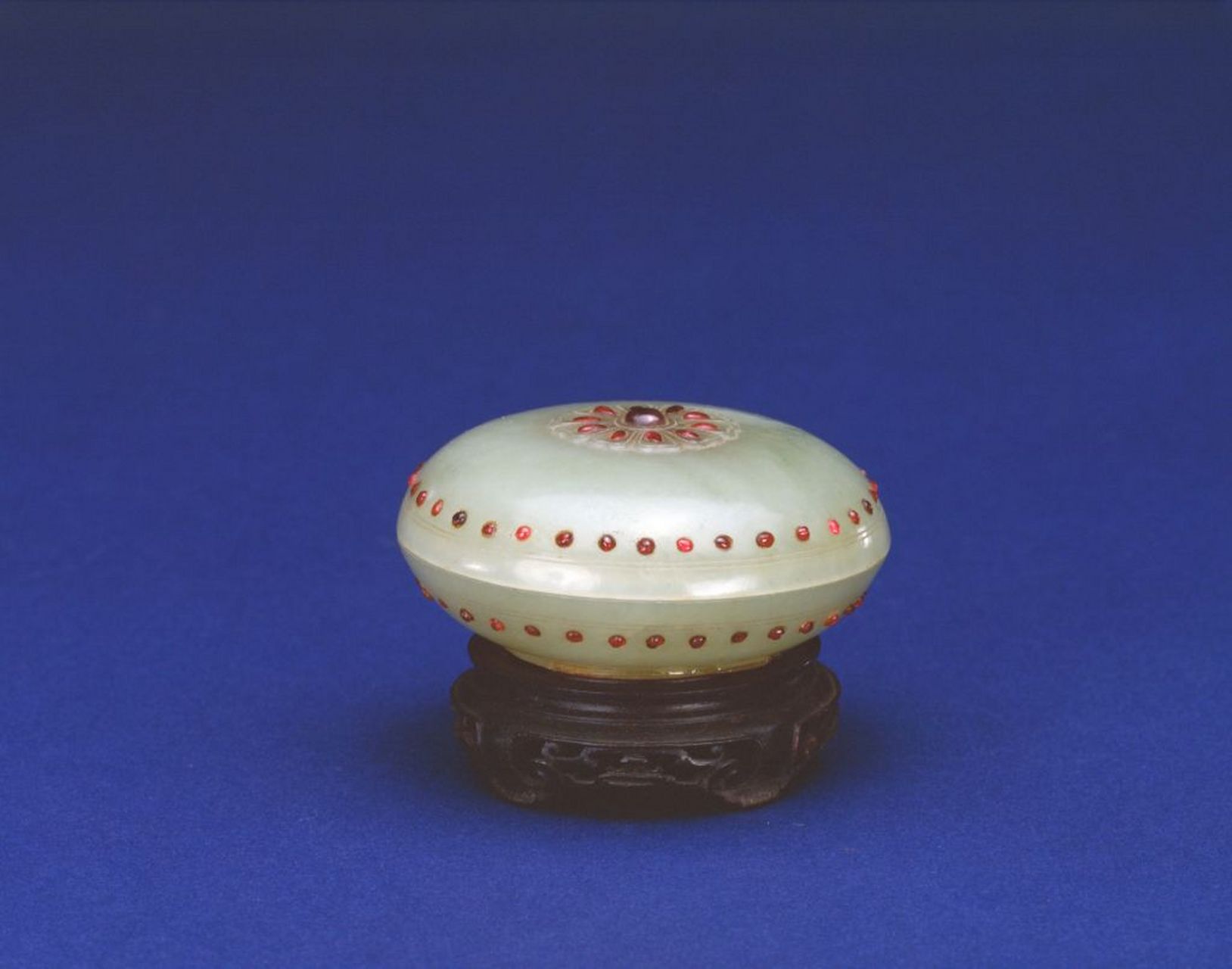 故宫博物院珍宝馆藏有清代青玉嵌红宝石炉瓶盒三式,包括玉炉,玉瓶和玉