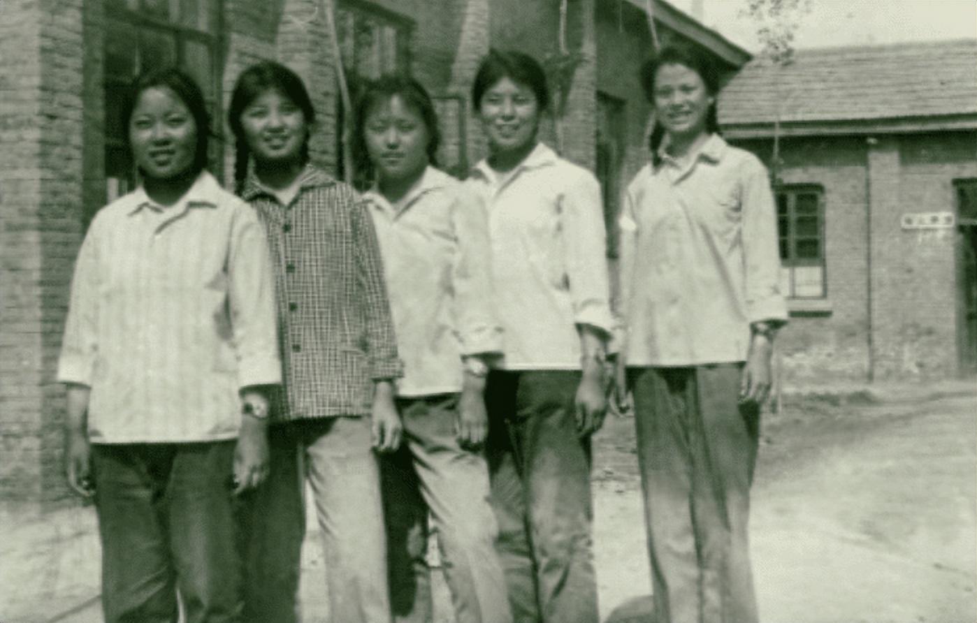 "几日后的一个清晨,李晓丹早早地起床,为家里人准备早餐.