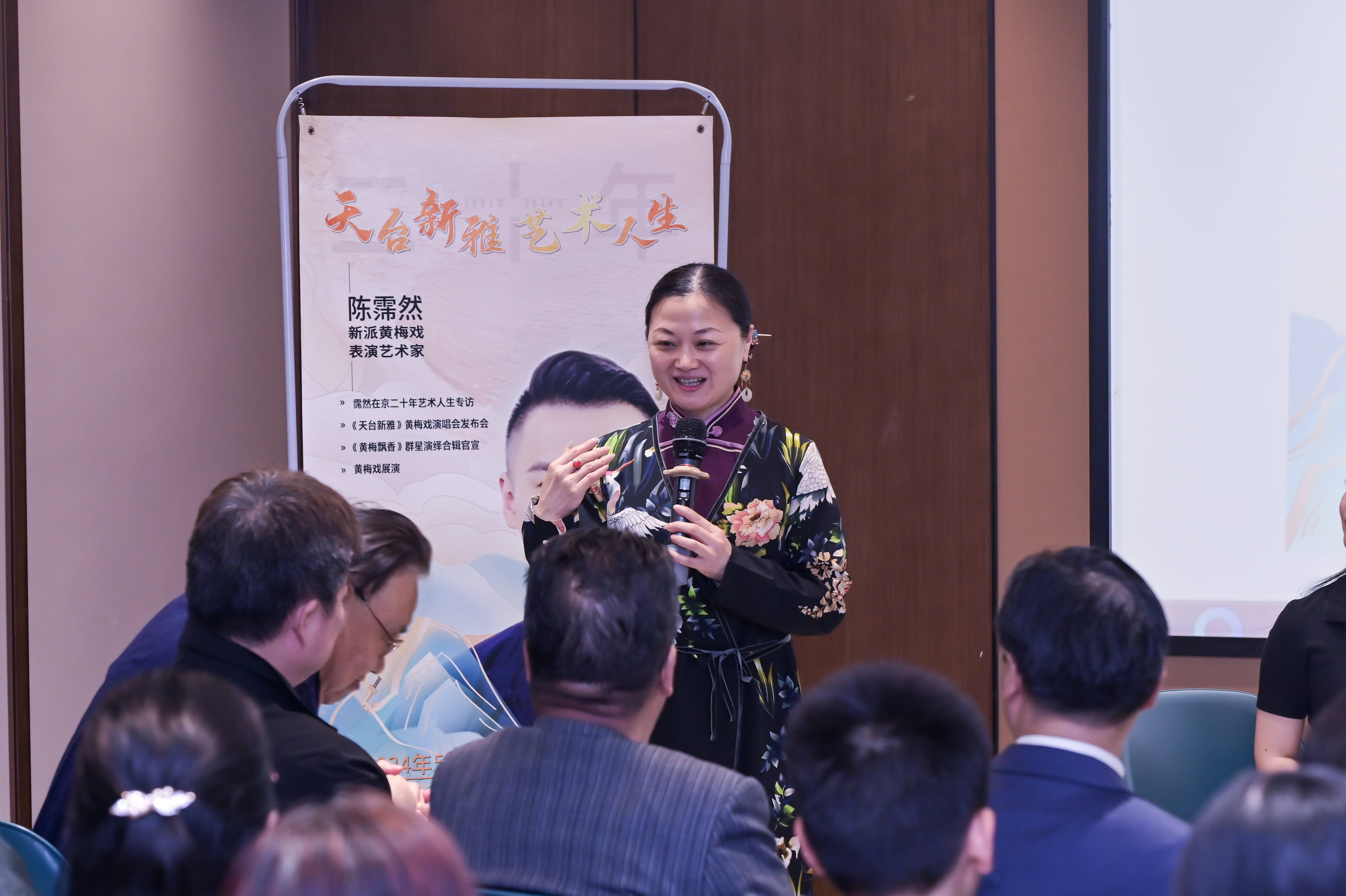 去年陈老板代表黄梅戏剧种在北京"一带一路"高峰论坛首秀,第一次打破