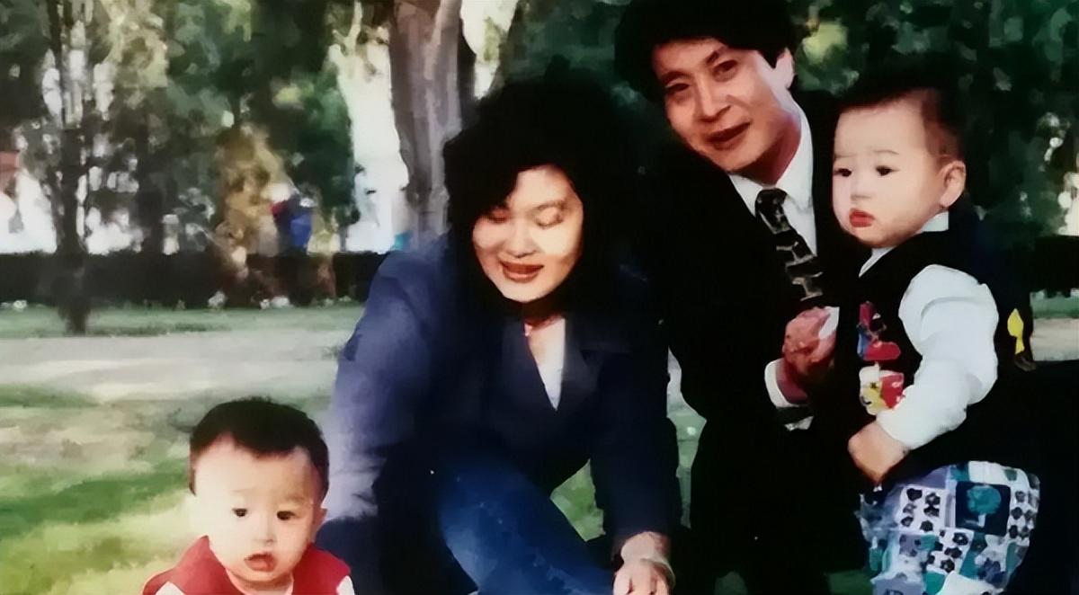 他是国家一级演员,娶恩师女儿为妻,生下双胞胎儿子如今比他还火