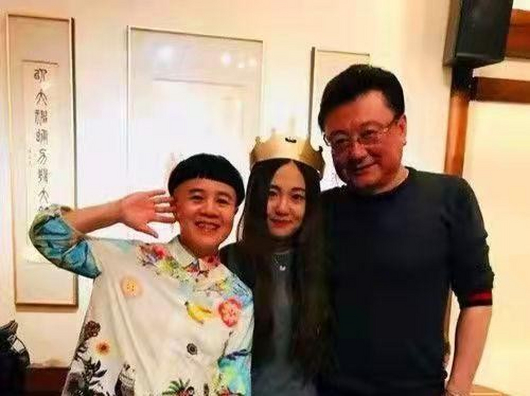 "刘纯燕从高大的王宁身后探出头回答.