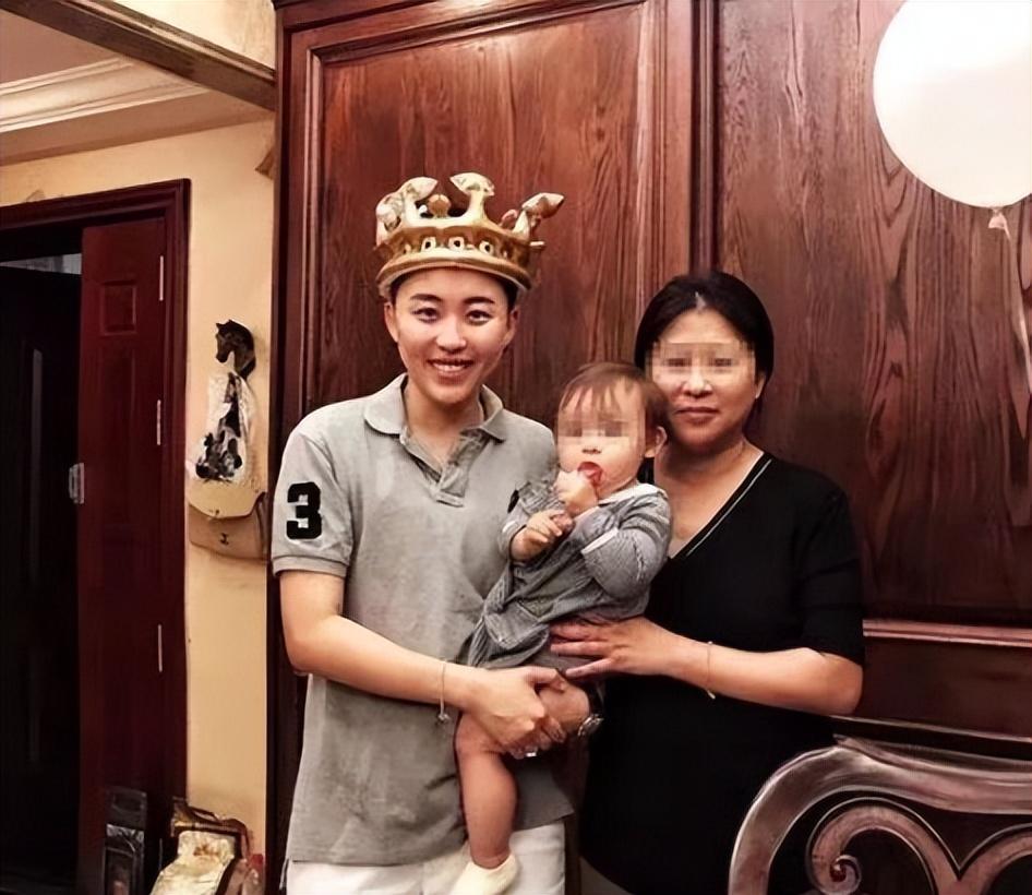 叶海洋近照曝光:三胎即将临盆不娇气,小腹像发福男人的啤酒肚