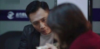 面条吻,伸舌头,嘴亲肿,这些"中老年"演员拍吻戏,有多辣眼?