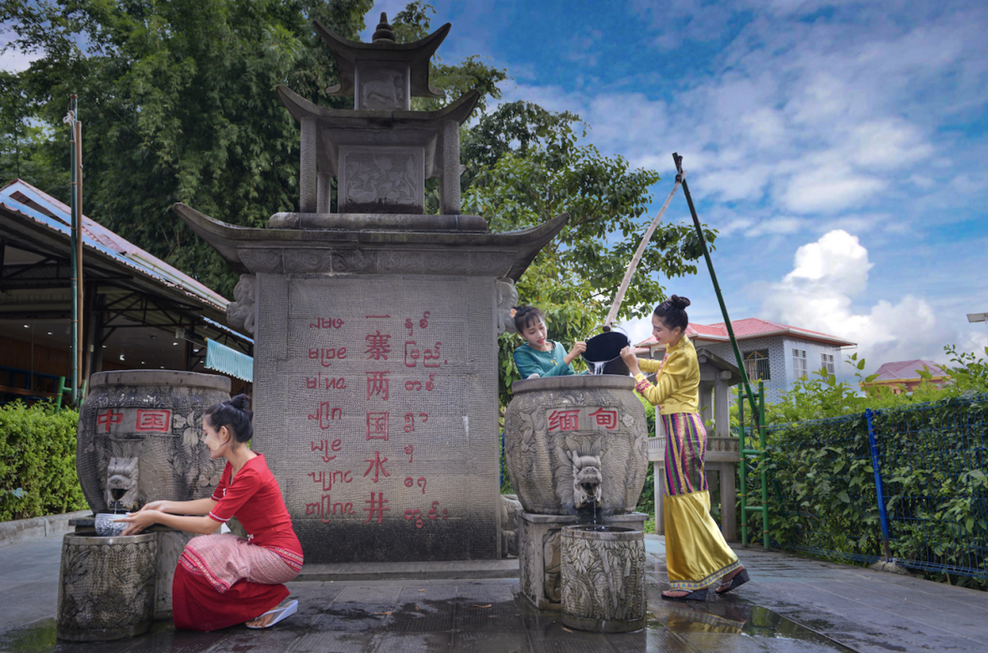 瑞丽"一寨两国"是国家aaaa级景区,位于德宏州瑞丽市银井村与缅甸芒秀