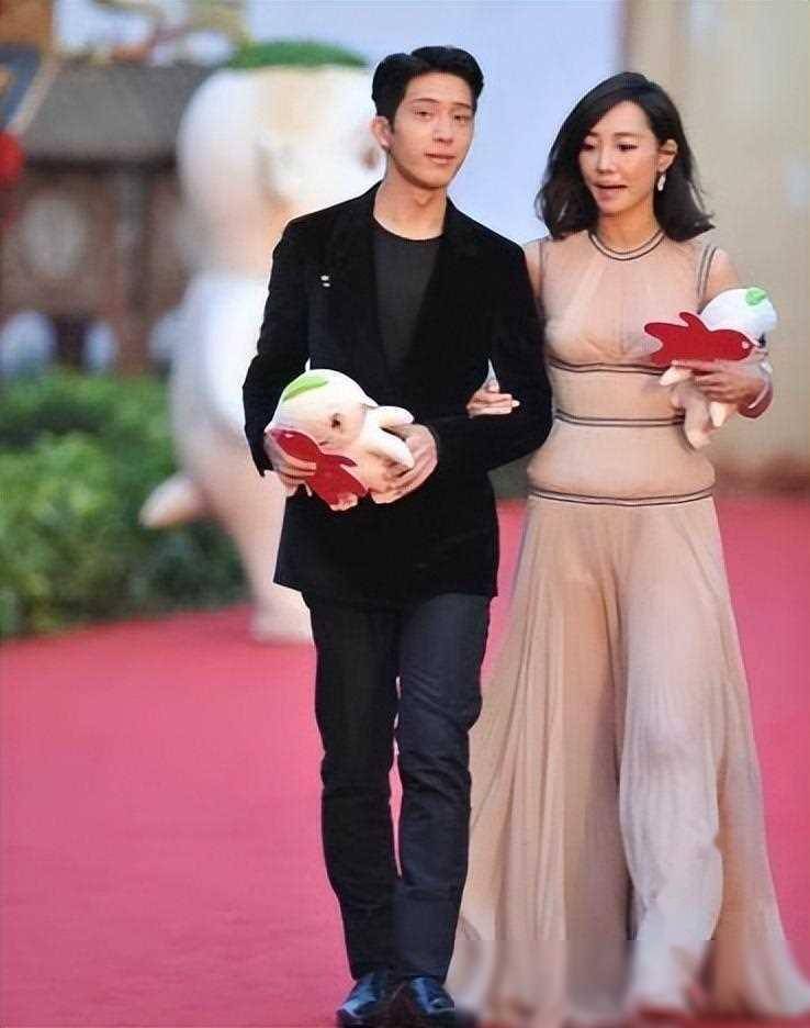 白百何惊艳亮相,时尚造型引热议,井柏然尴尬伴行!