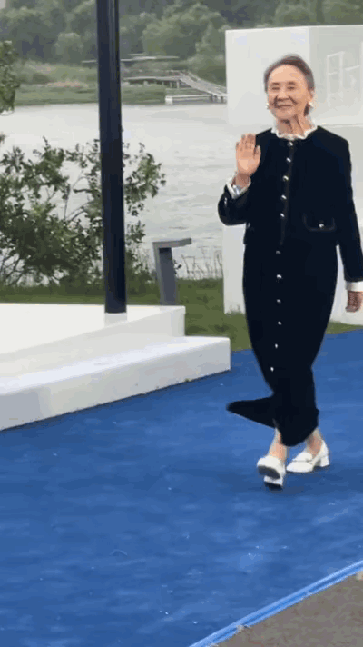 像是叶童,吴彦姝,叶倩文……白发不染,皱纹不藏不掖,自然的状态抛头