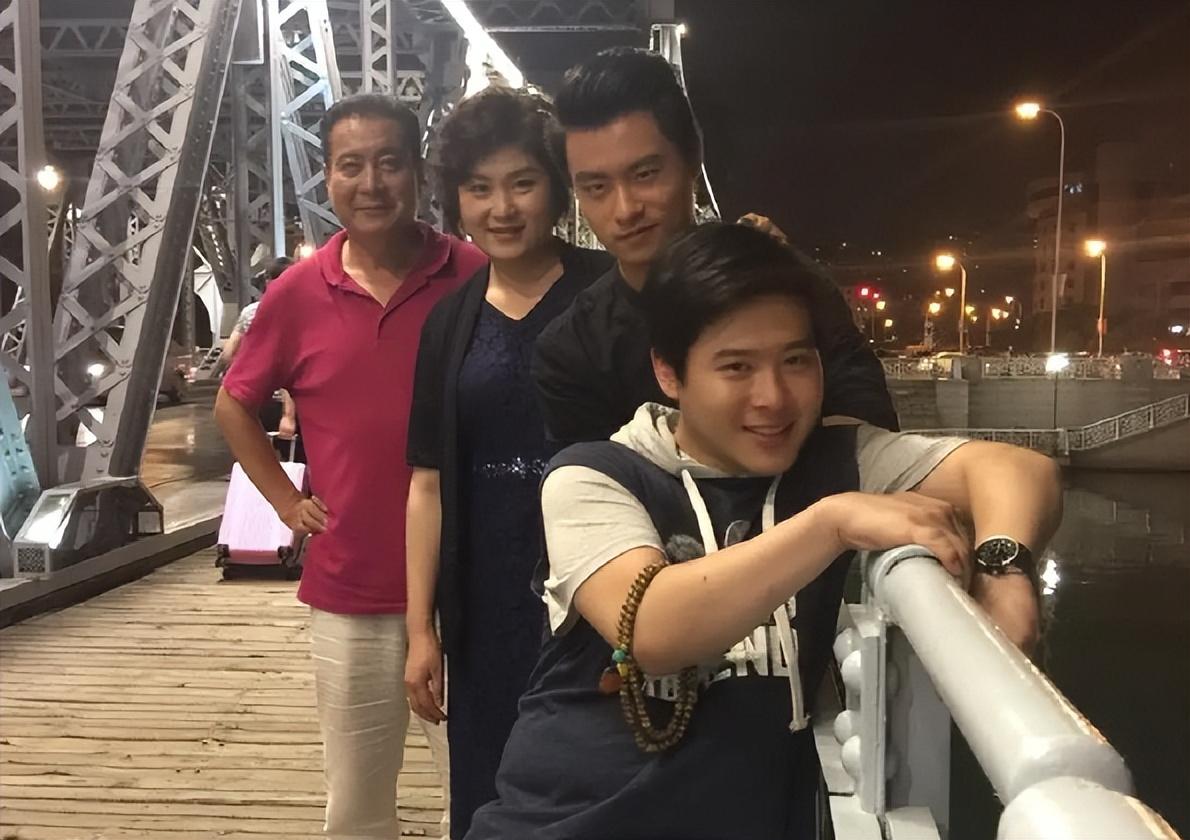 他是国家一级演员,娶恩师女儿为妻,生下双胞胎儿子如今比他还火