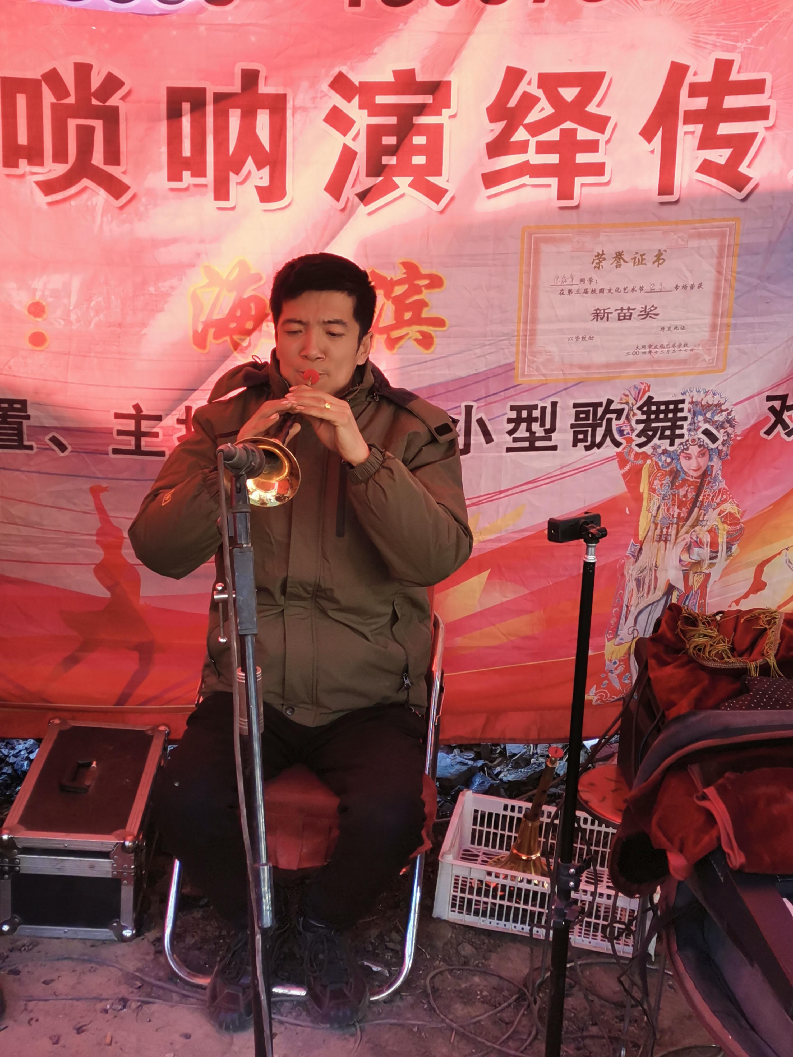 偏现代的鼓匠班,唢呐手毕业于艺校,获过"新苗奖"出殡,鼓匠为逝者吹响