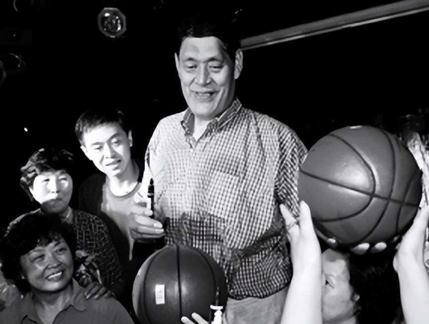 2008年穆铁柱去世,儿女都不高如今都是上班族,妻子不