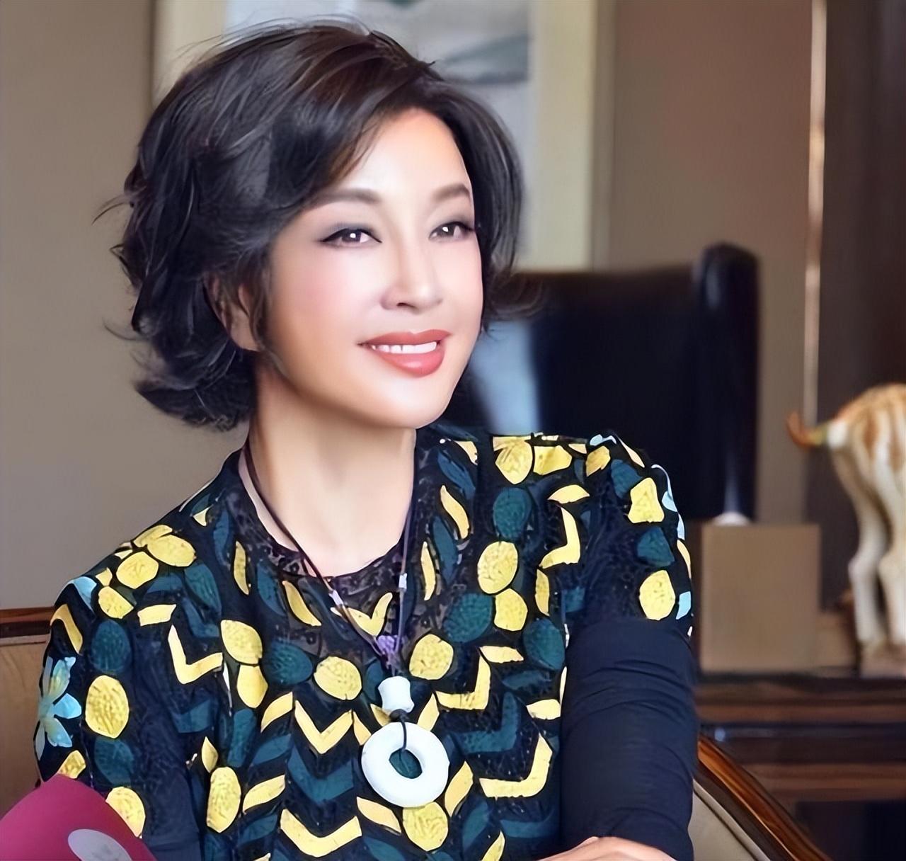 "不老女神"都是假的!离开化妆和精修,中年女艺人真容一言难尽