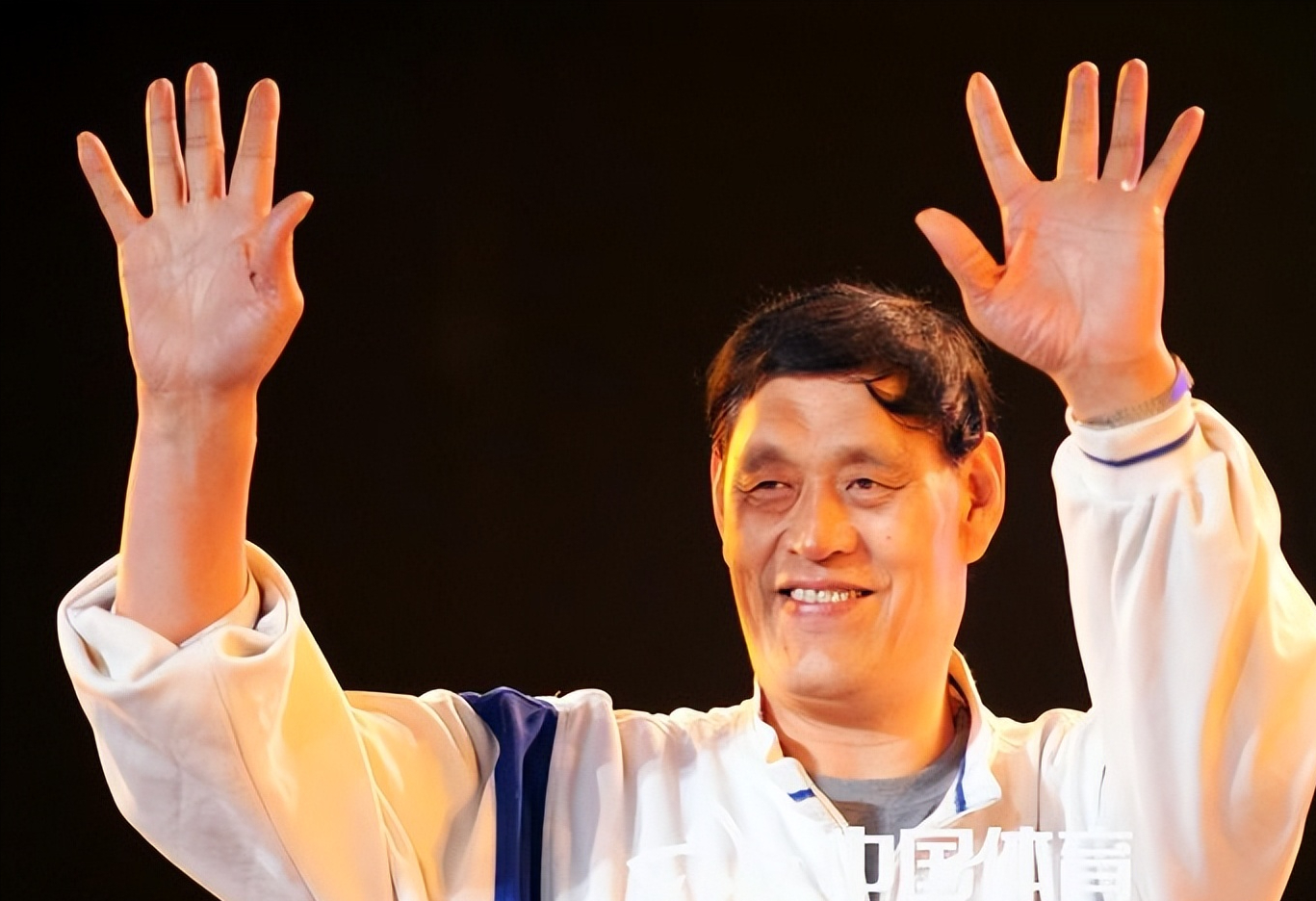 2008年穆铁柱去世,儿女都不高如今都是上班族,妻子不再住平房