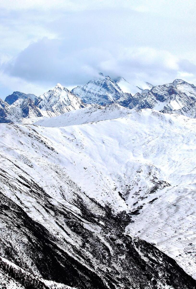 雪宝顶,海拔5588米,坐落在南北延伸的岷山南段,是岷山的最高峰.