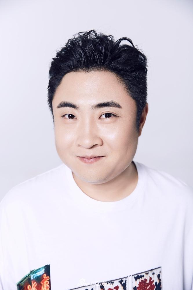 的皮肤,以及看上去感觉可以把蚊子夹死的鱼尾纹,无不在说乔杉现在不