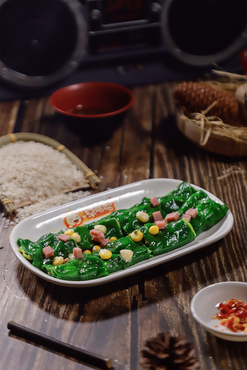 石磨肠粉中的果蔬肠粉又吃过的没? 颜色丰富,口感独特,种类多样化.