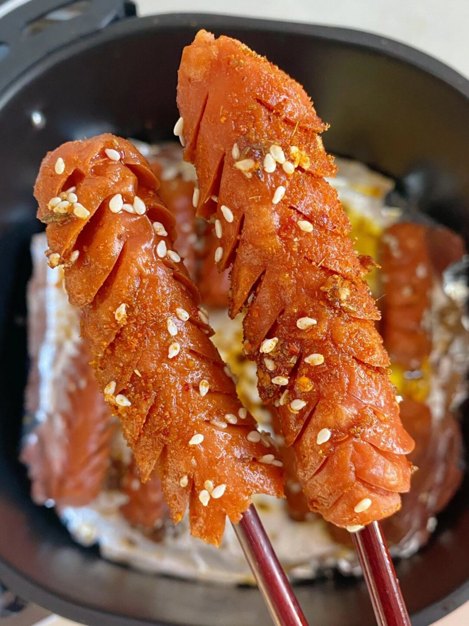 食材:火腿肠 做法: 1.