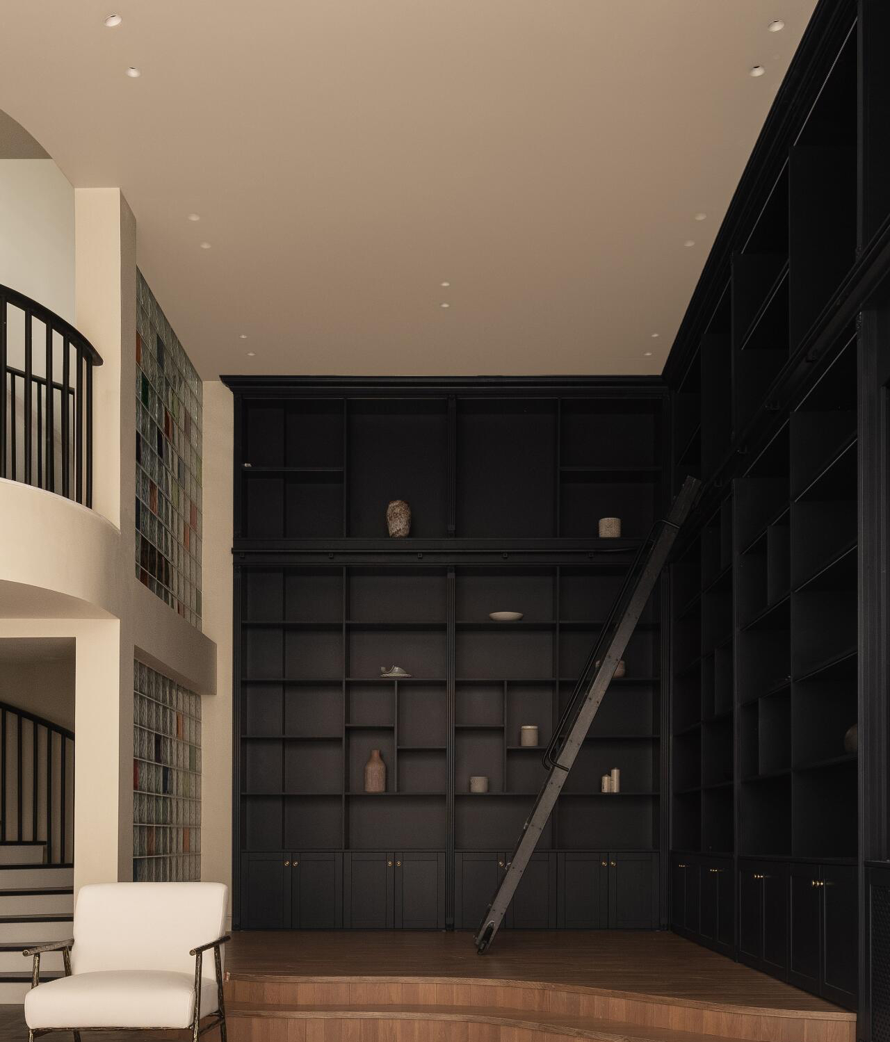 美式别墅-拥有6米挑高书柜的家庭图书馆