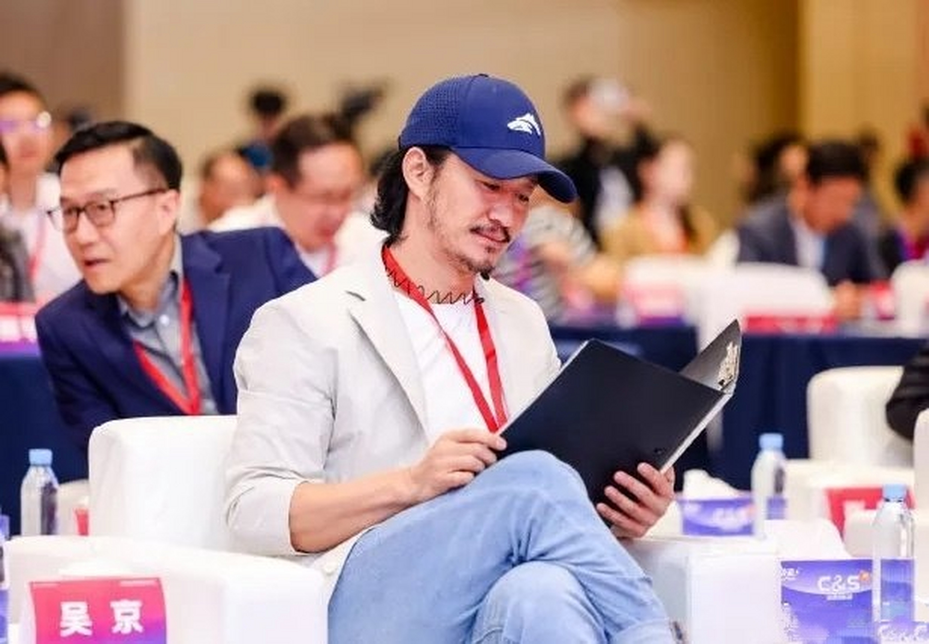 最近,吴京为新角色留起长发,主演武侠动作大片《镖人》.