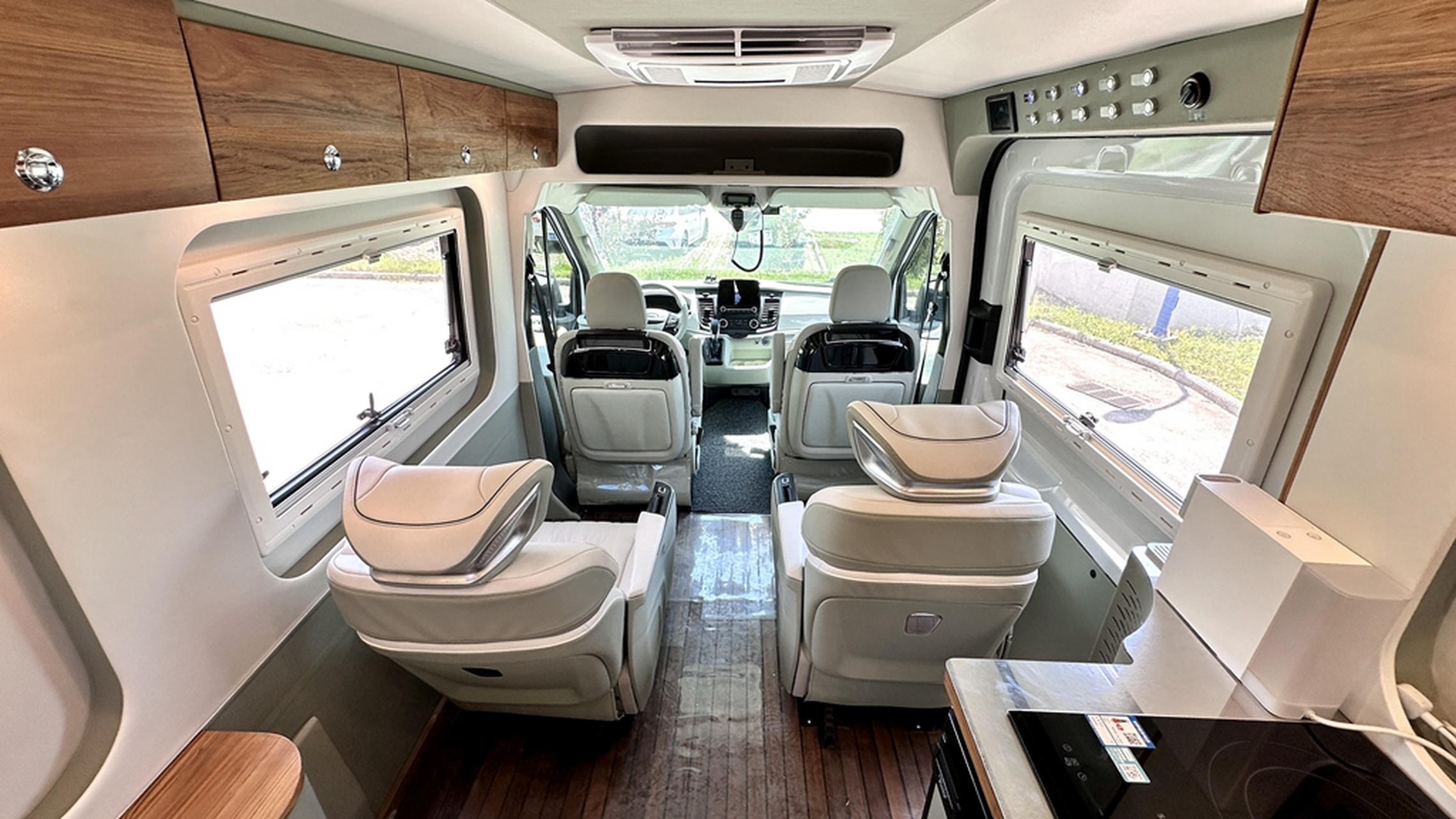 2024款350b四驱越野房车震撼上市!硬朗霸气外观,内部空间宽敞舒适.