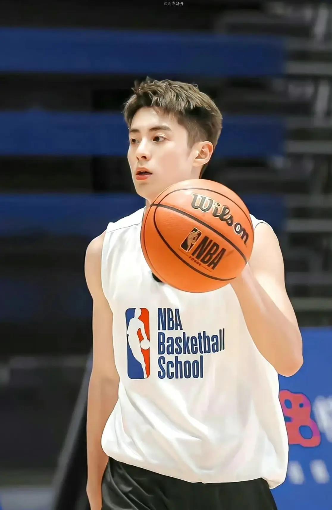 看看男明星们打篮球的精彩瞬间,太帅了,太迷人了!